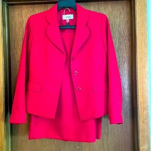 Le Suit. Size 8. Perfect for the office or holiday events.